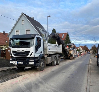 Baumaschinen auf einer Tiefbau-Baustelle